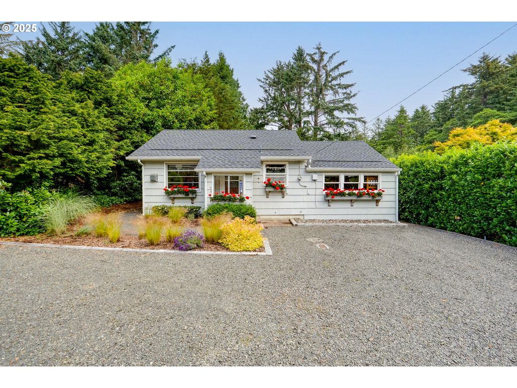 714 7TH St, Gearhart, OR 97138