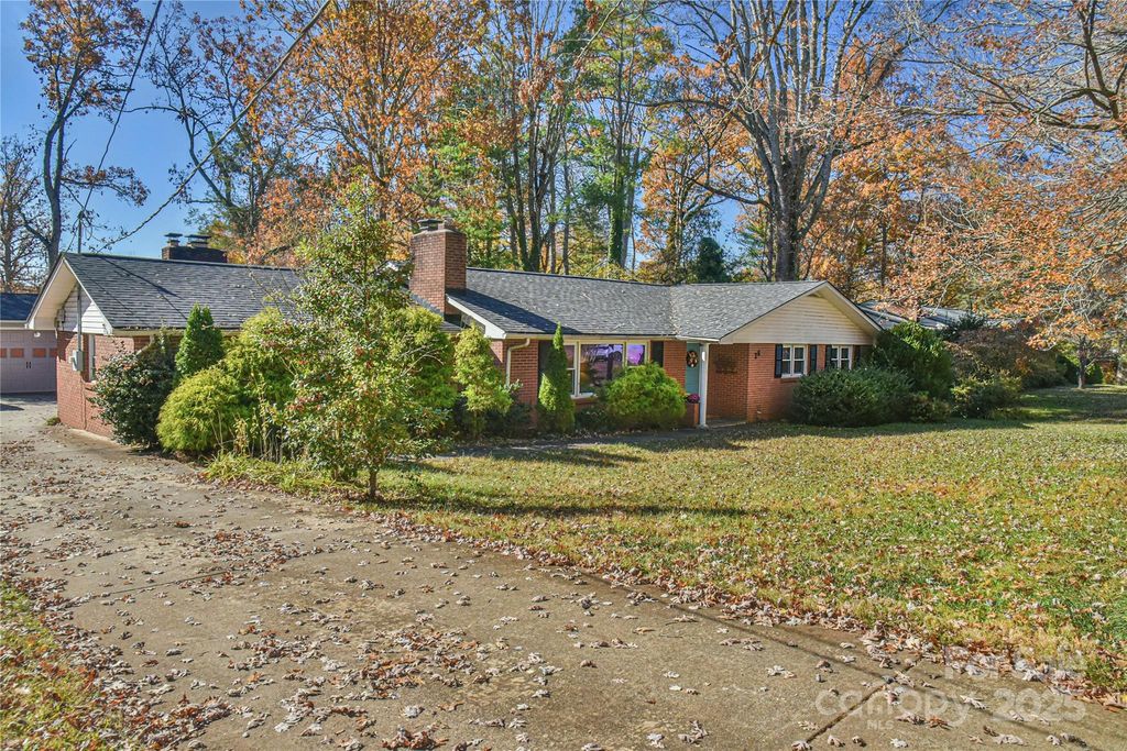26 Bevlyn Drive, Asheville, NC 28803