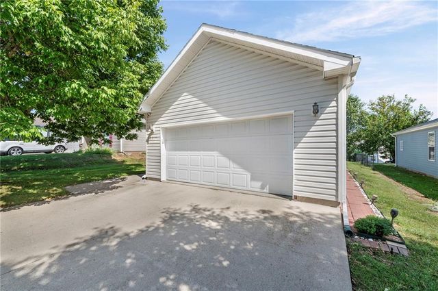 12211 N Pomona Avenue, Kansas City, MO 64163
