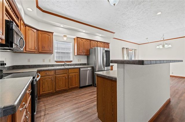 12211 N Pomona Avenue, Kansas City, MO 64163
