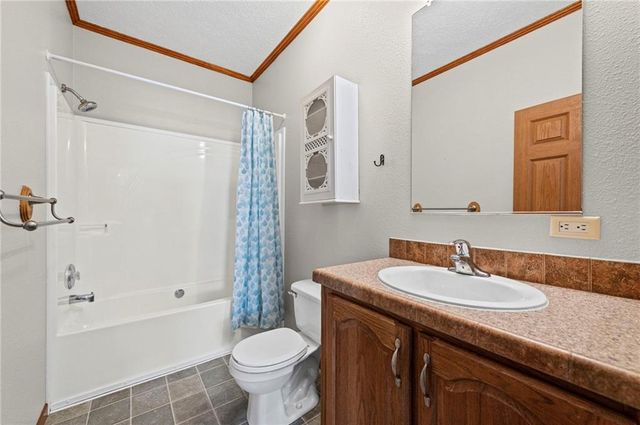 12211 N Pomona Avenue, Kansas City, MO 64163