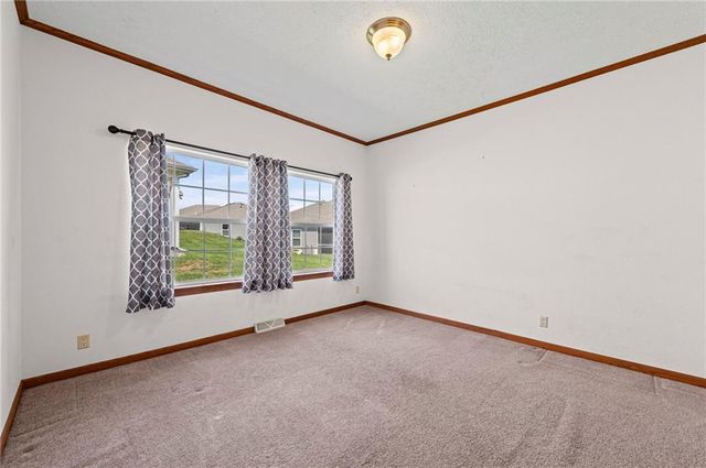 12211 N Pomona Avenue, Kansas City, MO 64163