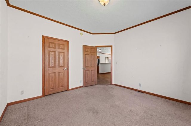 12211 N Pomona Avenue, Kansas City, MO 64163