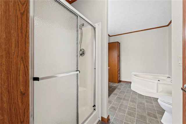 12211 N Pomona Avenue, Kansas City, MO 64163