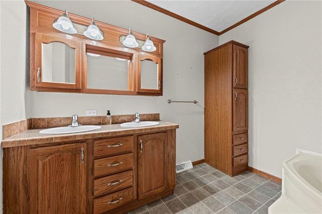 12211 N Pomona Avenue, Kansas City, MO 64163