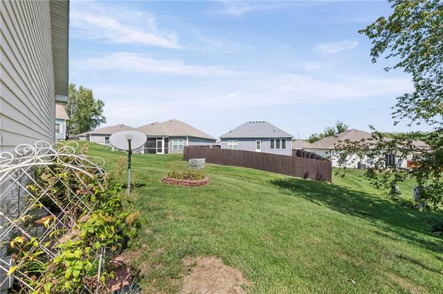 12211 N Pomona Avenue, Kansas City, MO 64163