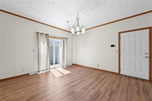 12211 N Pomona Avenue, Kansas City, MO 64163