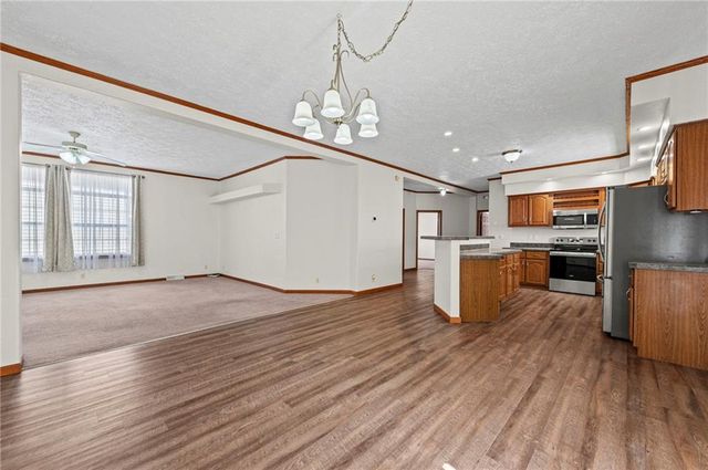 12211 N Pomona Avenue, Kansas City, MO 64163