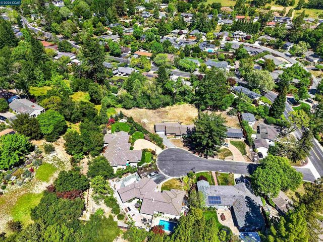 10 Corte Sombrita, Orinda, CA 94563