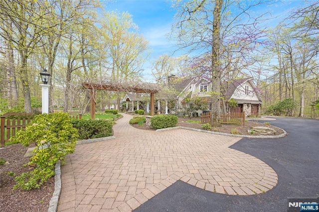 8 White Pine Road, Upper Saddle River, NJ 07458
