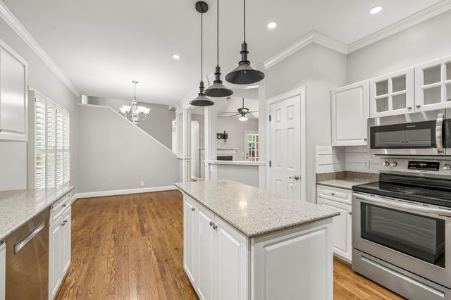 230 Harding Pl, Nashville, TN 37205