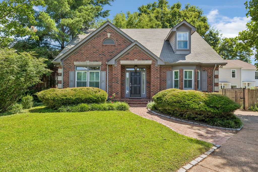 230 Harding Pl, Nashville, TN 37205