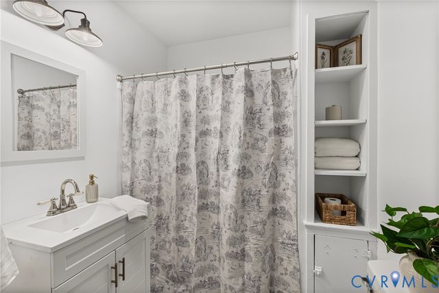 702 Irving St, Farmville, VA 23901