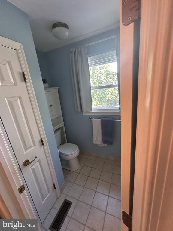Image 18 of property listing at 129 W MILL STATION DR, Newark, DE 19711