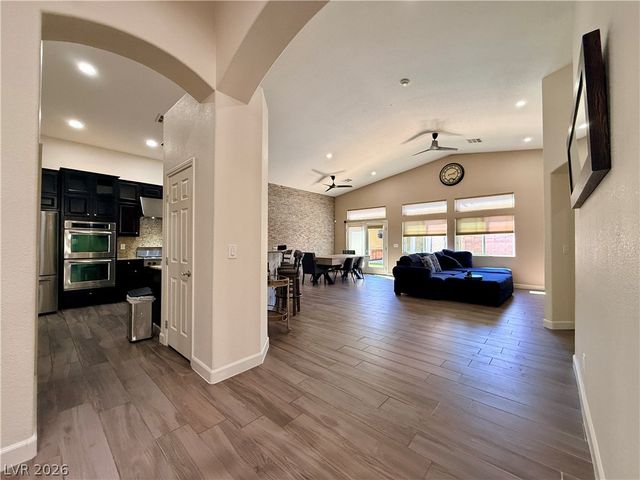 8565 Hogan Falls Circle, Las Vegas, NV 89123
