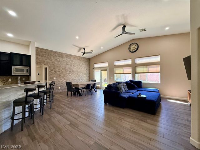 8565 Hogan Falls Circle, Las Vegas, NV 89123