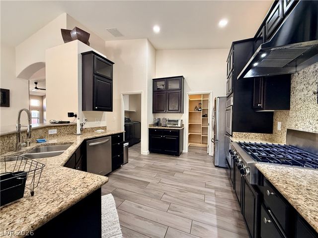 8565 Hogan Falls Circle, Las Vegas, NV 89123