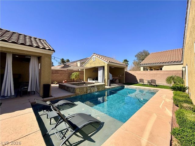 8565 Hogan Falls Circle, Las Vegas, NV 89123