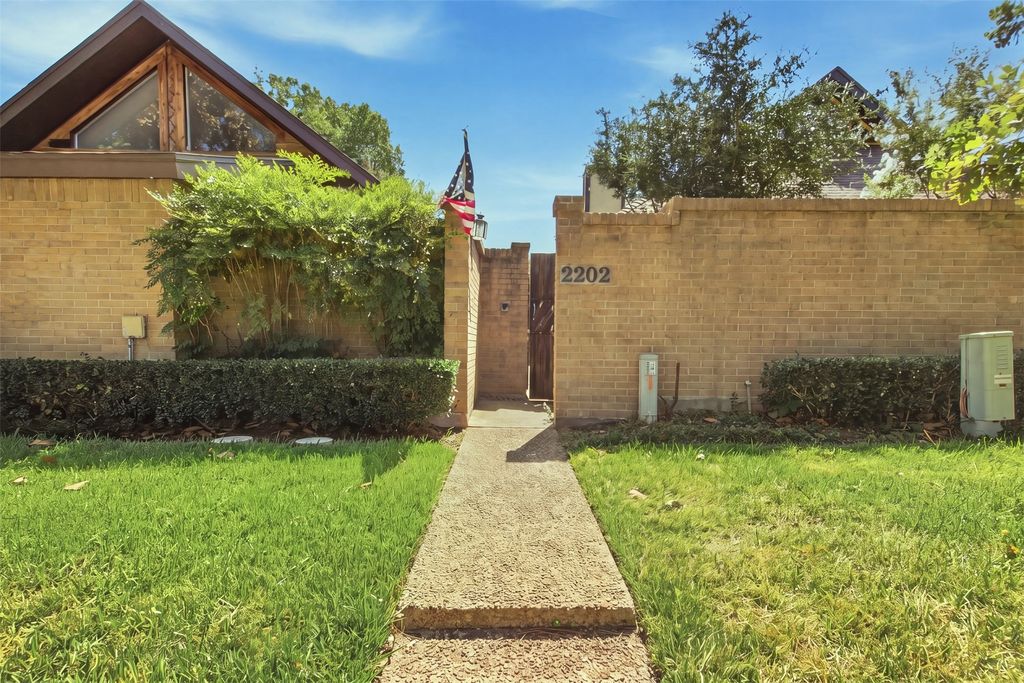 2202 Green Gate Drive, Arlington, TX 76012 — exterior