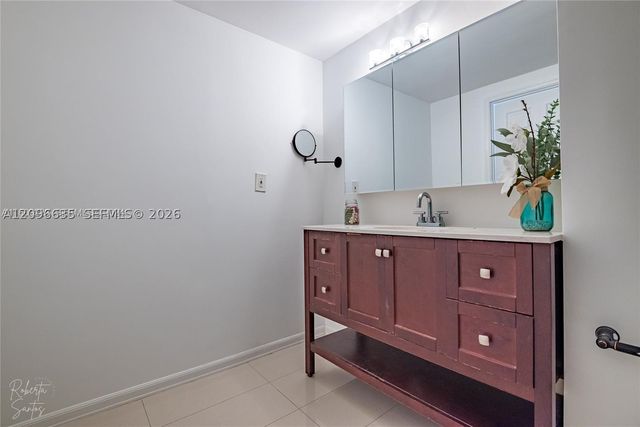 500 Bayview Dr 1227, Sunny Isles Beach, FL 33160