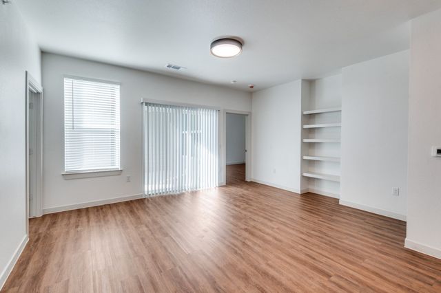 627 N Lancaster Avenue 105, Dallas, TX 75203