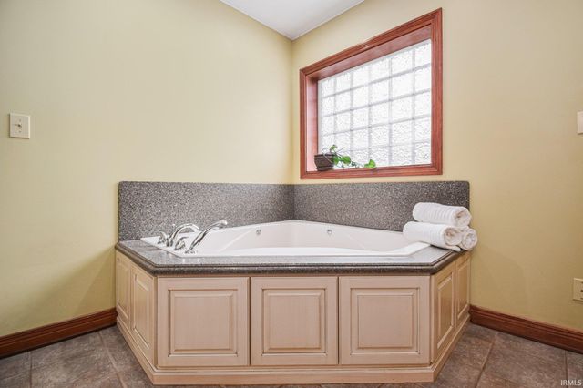 4715 W 200 South Road, Warsaw, IN 46580