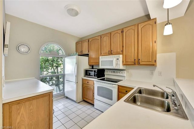 8228 Twelve Oaks CIR 323, Naples, FL 34113