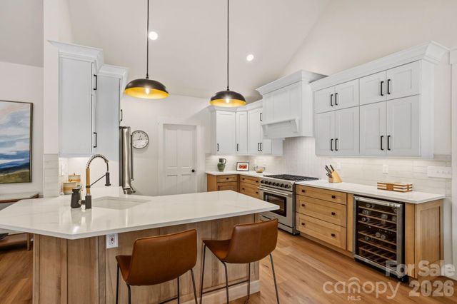 710 Knollwood Drive, Hendersonville, NC 28791