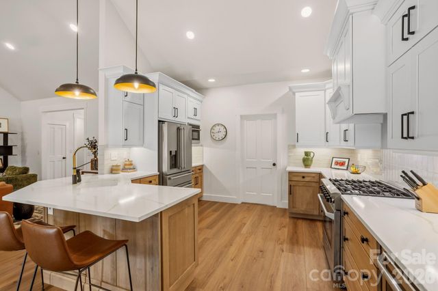 710 Knollwood Drive, Hendersonville, NC 28791