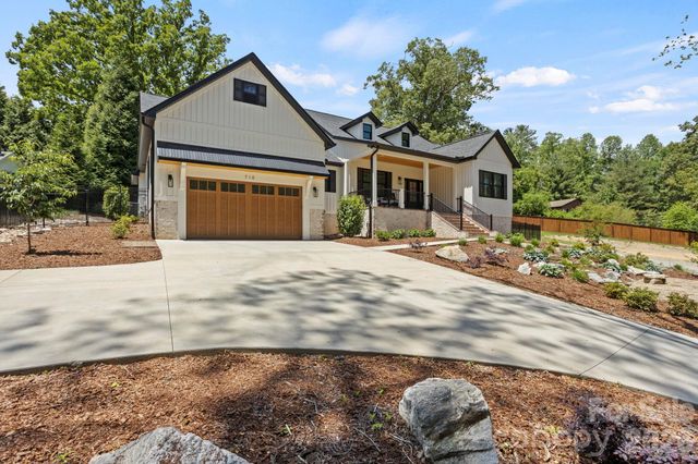 710 Knollwood Drive, Hendersonville, NC 28791