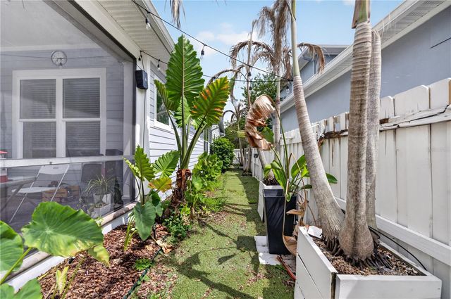 8437 MARTINSON STREET, Orlando, FL 32827