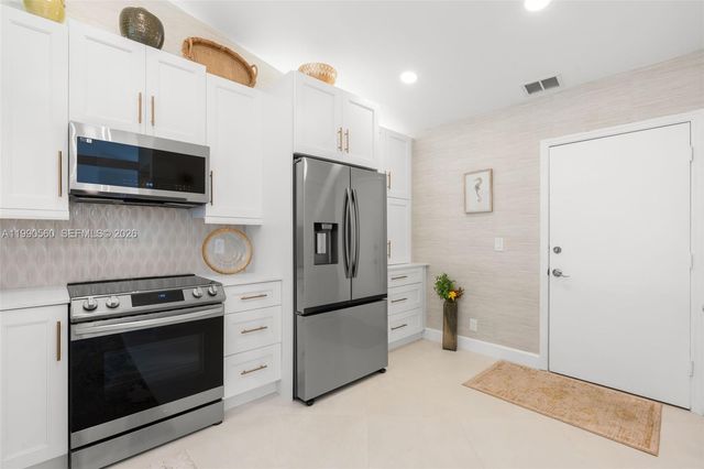 15465 Lake Magnolia Place, Delray Beach, FL 33484