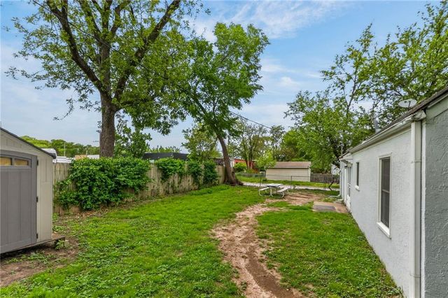 7300 Wyandotte Street, Kansas City, MO 64114