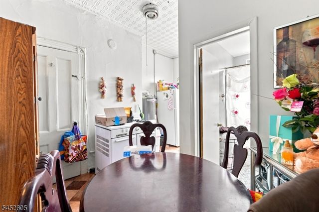 913 Summit Ave, Union City, NJ 07087