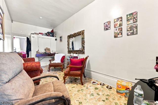 913 Summit Ave, Union City, NJ 07087