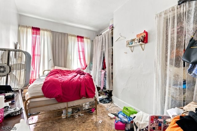 913 Summit Ave, Union City, NJ 07087