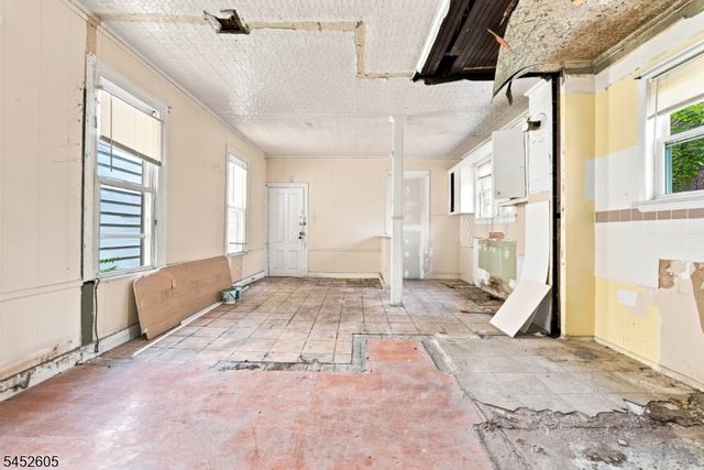 913 Summit Ave, Union City, NJ 07087