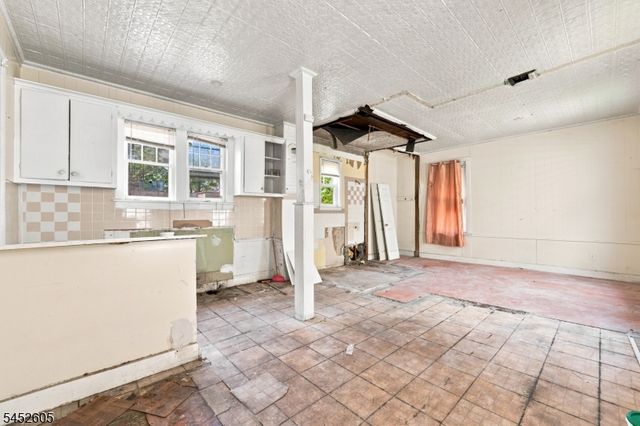 913 Summit Ave, Union City, NJ 07087