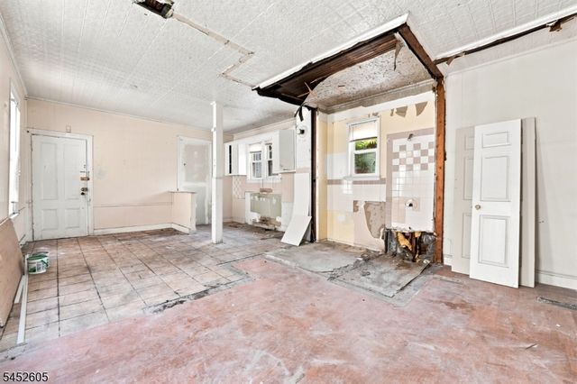 913 Summit Ave, Union City, NJ 07087