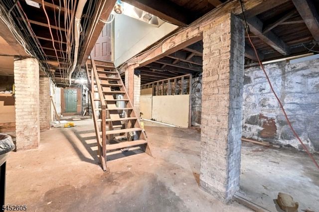 913 Summit Ave, Union City, NJ 07087