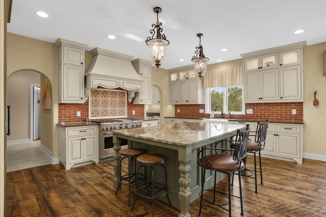 24600 Emerald Lane, Lakeville, MN 55044