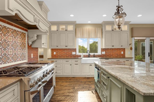 24600 Emerald Lane, Lakeville, MN 55044