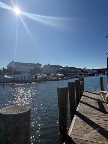 864 Walnut Street, Lindenhurst, NY 11757