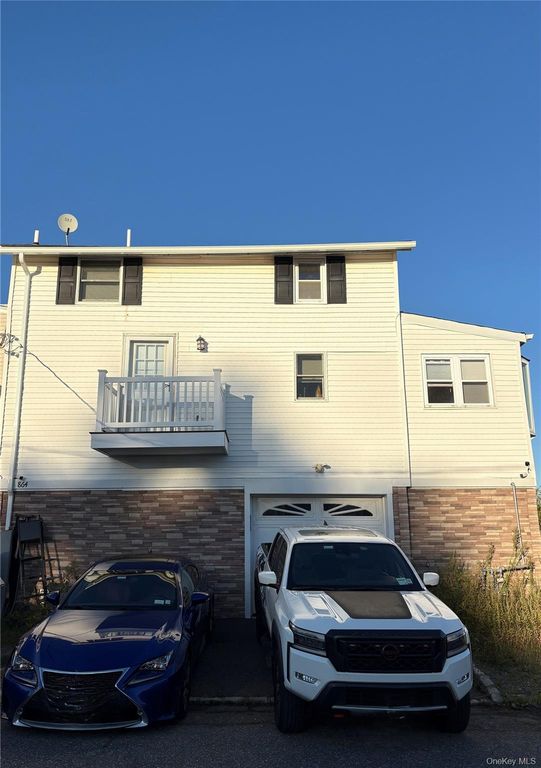 864 Walnut Street, Lindenhurst, NY 11757