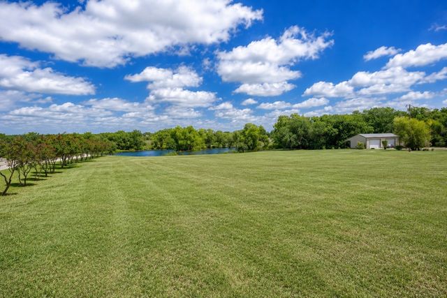 900 Hodgins Road, Van Alstyne, TX 75495