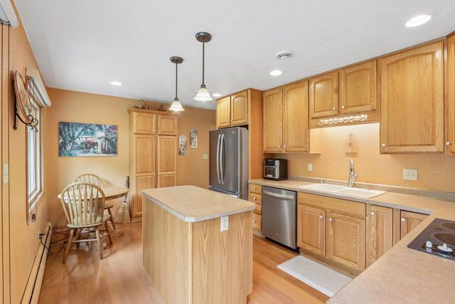 885 Tara Hill W, Hartford, WI 53027