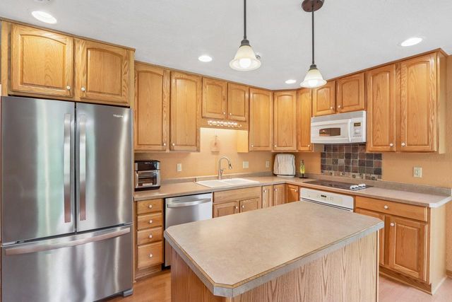 885 Tara Hill W, Hartford, WI 53027