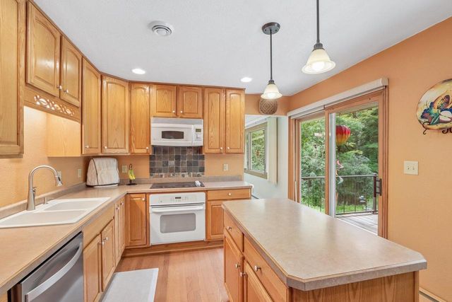 885 Tara Hill W, Hartford, WI 53027