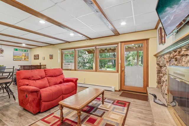 885 Tara Hill W, Hartford, WI 53027
