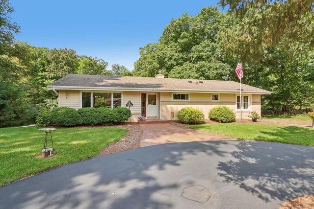 885 Tara Hill W, Hartford, WI 53027